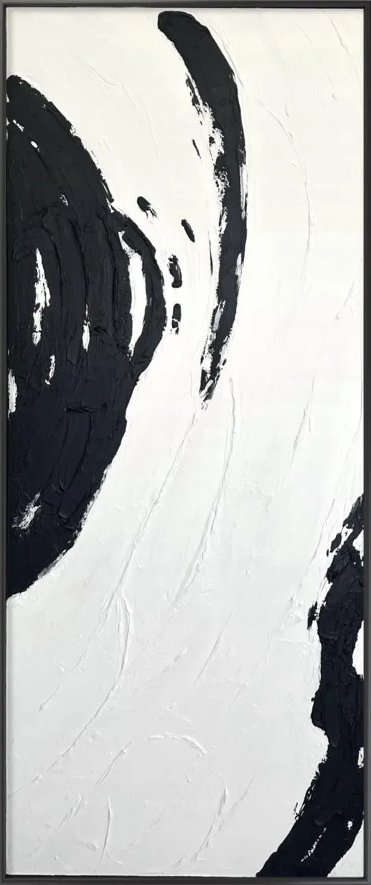 Gestos negros curvos sobre fondo blanco con textura, formato vertical